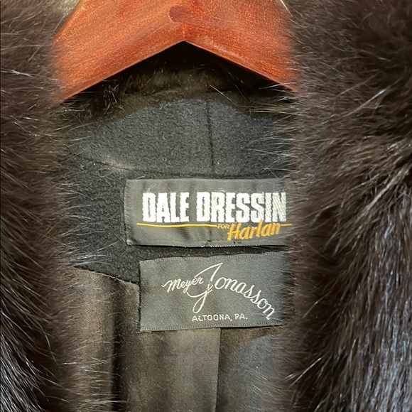 Sophisticated Black Trench Coat with Plush Fur Collar - Picture 2 of 10